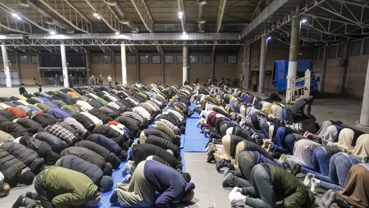 La comunitat musulmana Ibn Hazm va celebrar ahir la pregària nocturna en un dels pavellons de la Fira. - JORDI ECHEVARRIA