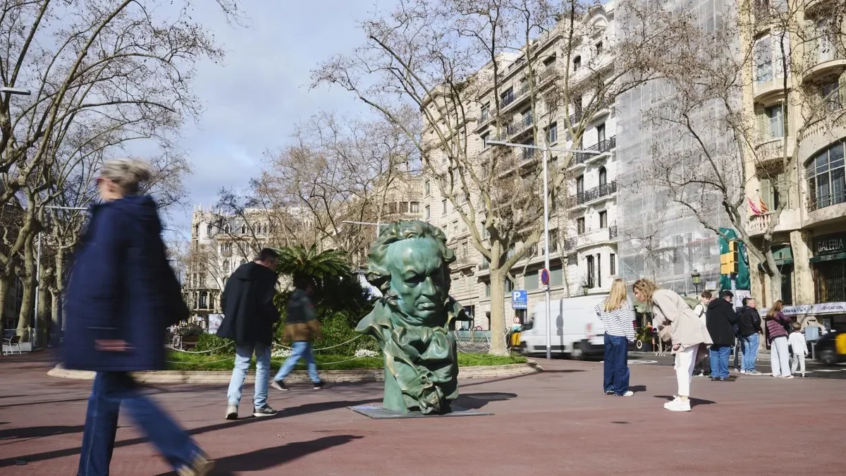 L’organització ha repartit rèpliques dels premis per la ciutat. - PREMIS GOYA