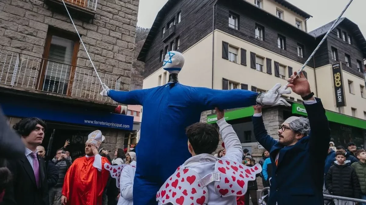El Rei Carnestoltes, amb una creu de David al cap, abans de ser elevat per l’organització. - COMÚ D’ENCAMP
