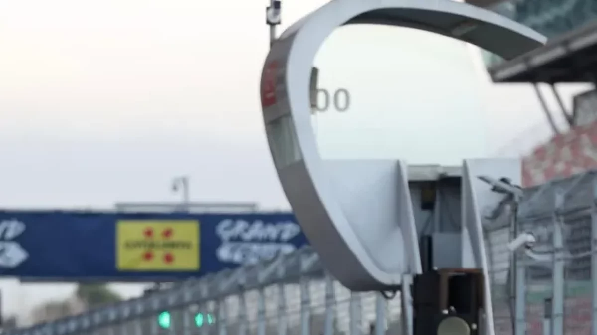 Mari Boya, en primer pla, amb el seu Prema a la sortida del ‘pit lane’. - F2