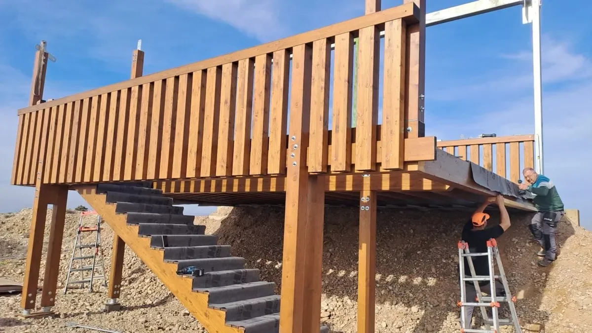 Operaris treballant per acabar el mirador a cel obert per contemplar la floració de fruiters. - A. A.
