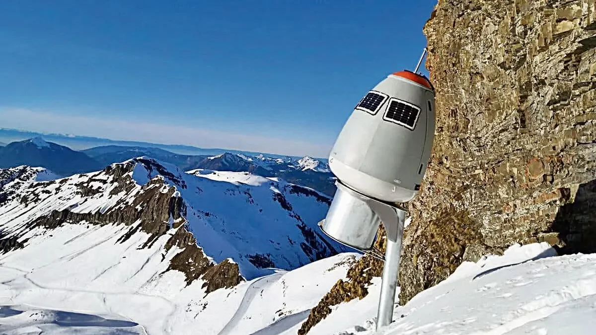 Un canó d’oxigen i hidrogen per provocar allaus ubicat en un pendent nevat dels Alps. - MND