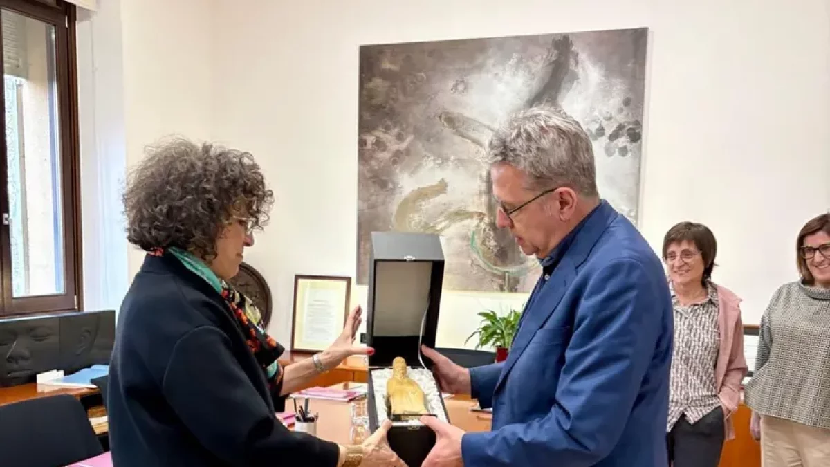 Talarn va entregar a Balsells un obsequi en nom de la Diputació. - DIPUTACIÓ DE LLEIDA