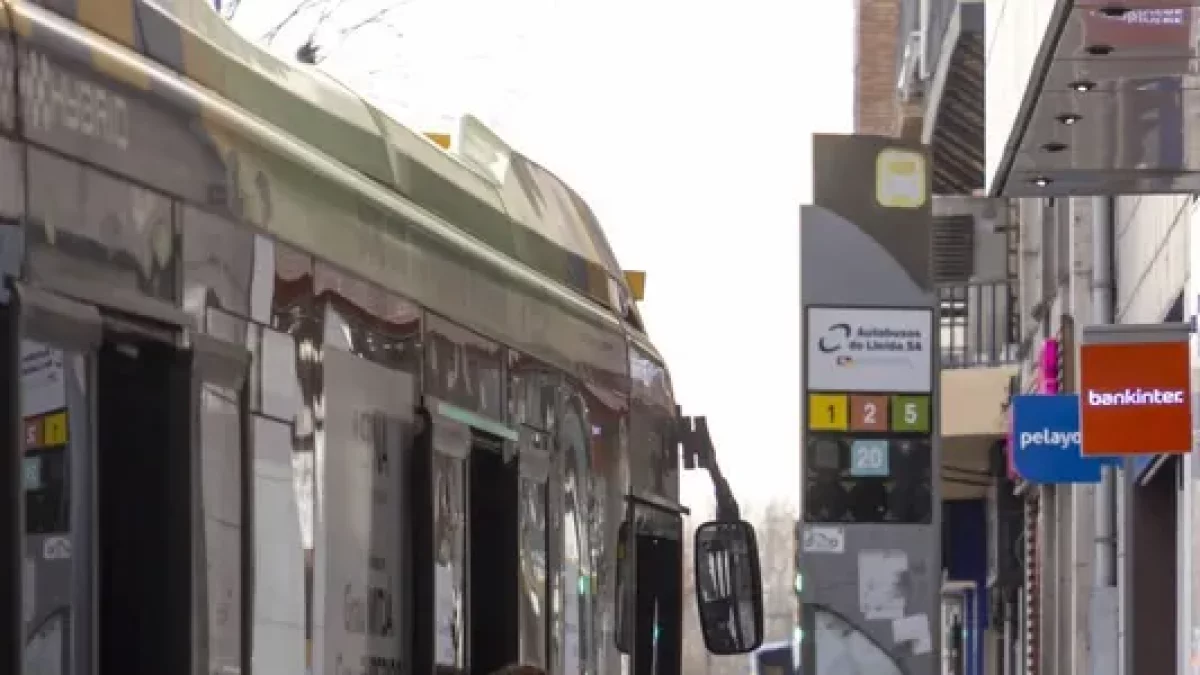 Dones pugen i baixen d’un autobús ahir a la tarda. - JORDI ECHEVARRIA