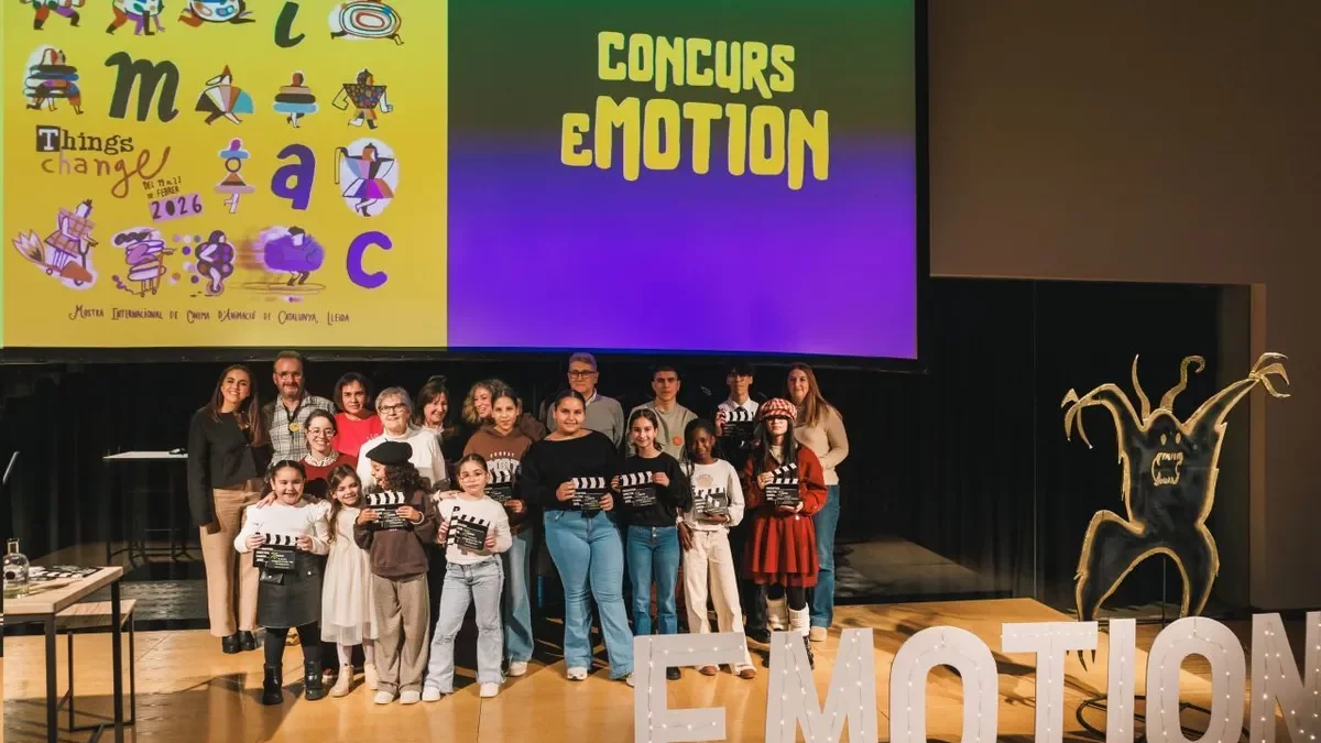 Fotografia de grup dels guanyadors del concurs e-Motion, ahir en la gala celebrada a la Llotja. - XAVI RUÉ