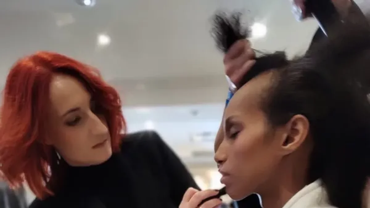 Sandra Font (maquillant una model), a l’esquerra, i Karla Jorba (desfilant), a la Fashion Week de Nova York. - CEDIDA PER SANDRA FONT