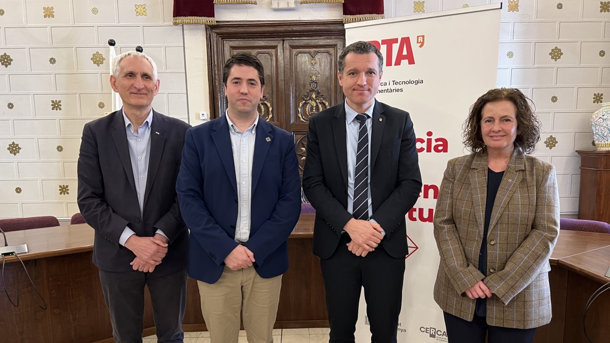 El conseller de Agricultura, Òscar Ordeig; el director general del IRTA, Josep Usall, la delegada del Govern en Alt Pirineu i Aran, Sílvia Romero; y el alcalde de la Seu d'Urgell, Joan Barrera, antes de la presentación del IRTA Pirineu.