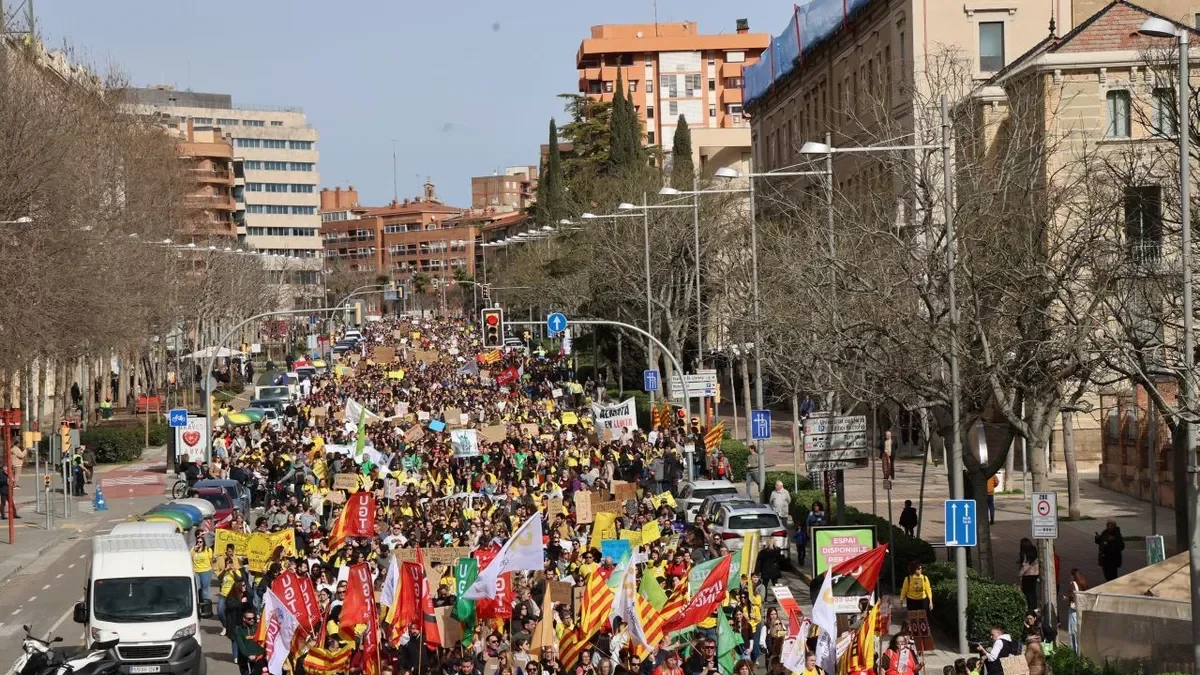 La manifestació per la vaga del dia 11 va reunir més de 5.000 persones a Lleida.