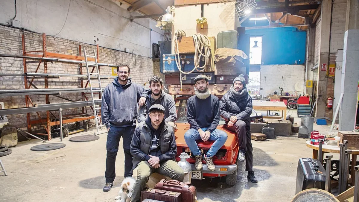 Un cotxe ple de maletes és la peça central del muntatge ‘Vol. 1’. - JORDI BONILLA