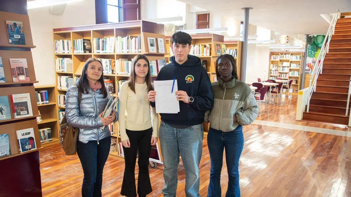 Famílies, mestres i alumnes s’han unit per iniciar la recollida de firmes. - JORDI BONILLA
