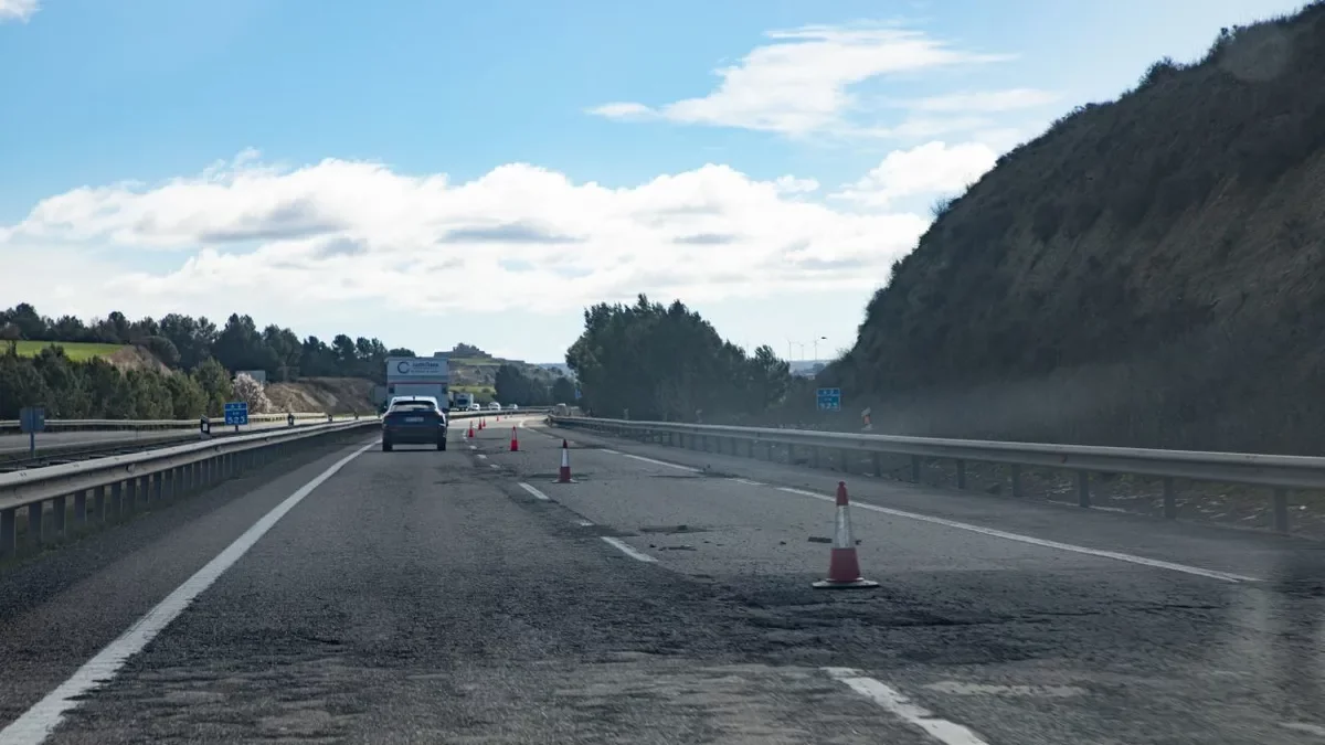 El carril dret de l’A-2 entre Cervera i Ribera d’Ondara, tancat ahir en ambdós sentits. - JORDI BONILLA