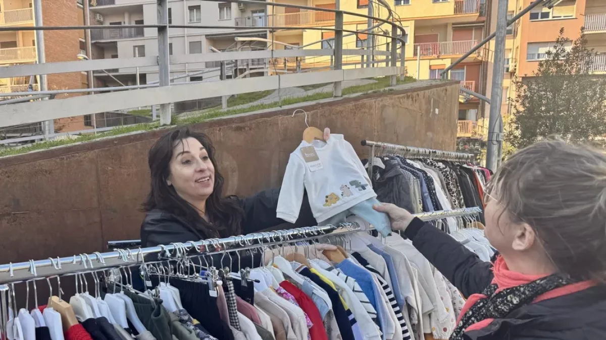 Maite Pou, responsable de La Mainada, minuts abans de desmuntar la parada ahir a Ricard Viñes. - MARC CARBONELL