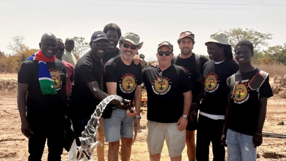 Imatge de l’expedició lleidatana de Superant Fronteres amb l’aigua que surt del pou. - SUPERANT FRONTERES