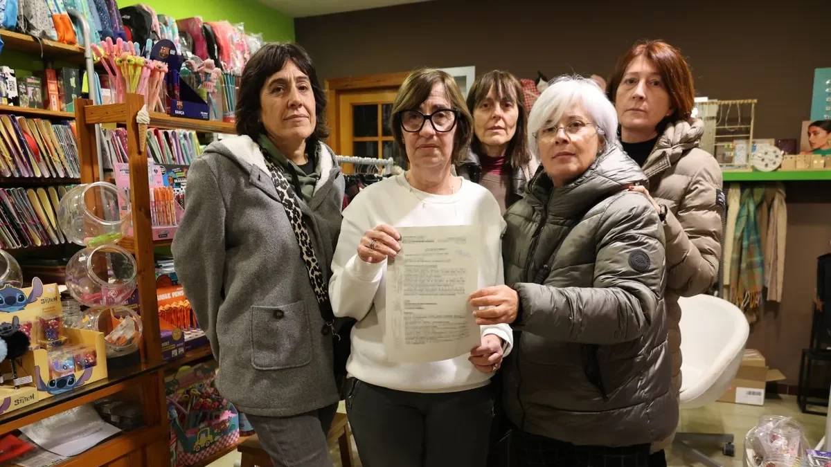 Veïnes de Torregrossa amb la denúncia que van fer als Mossos. - JOAN GÓMEZ