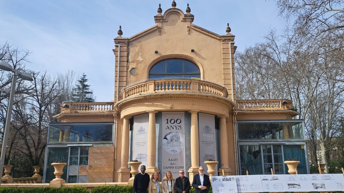 L’alcalde, Fèlix Larrosa, l’arquitecte, Jaume Terés, i els edils Iglesias, Bosch i Quiñónez, davant del Xalet de los Camps Elisis.