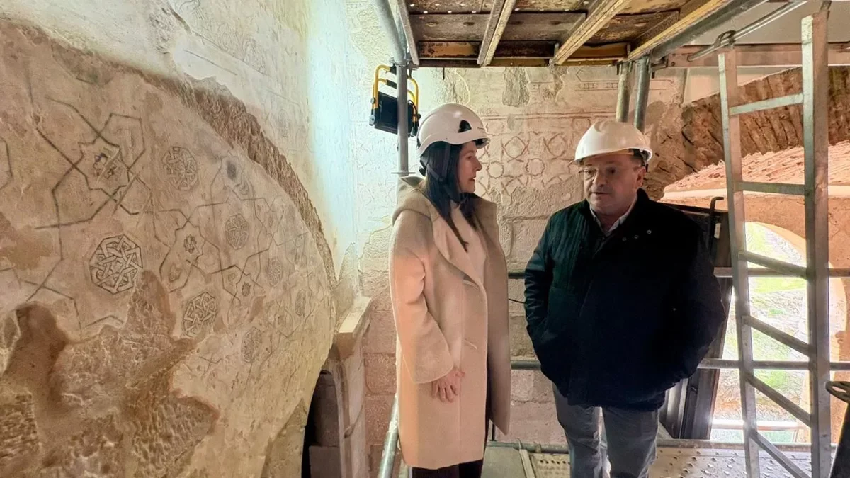 La diputada provincial Cristina Morón i l’alcalde de Seròs, Josep Antoni Romia, amb les pintures. - DIPUTACIÓ DE LLEIDA