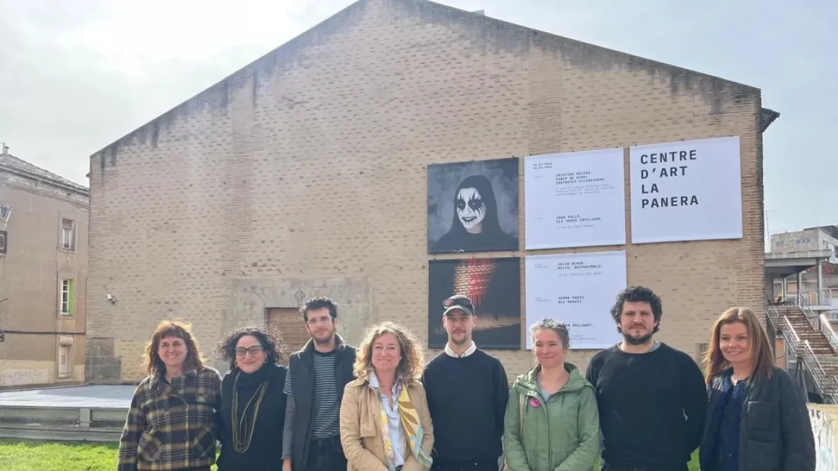 Pilar Bosch, ahir amb l’equip de la Panera i diversos artistes. - PAERIA