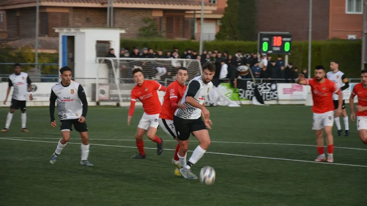Un jugador del Borges durante el derbi ante el Balaguer. - JORDI REÑÉ