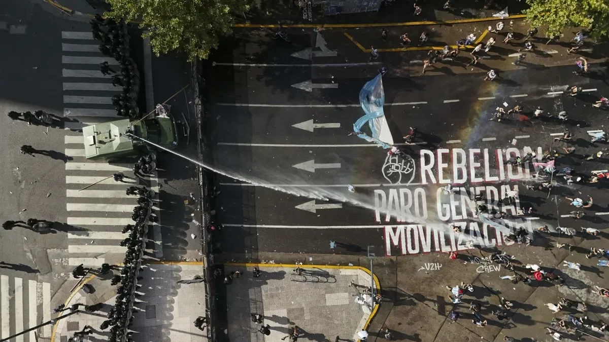 La policia intenta frenar les protestes amb rajos d’aigua. - EUROPA PRESS