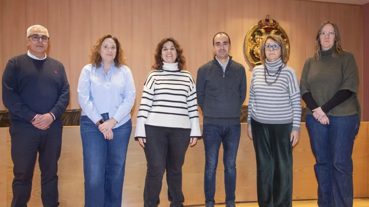Els sis membres del govern en minoria d’ERC i PSC. - LAIA PEDRÓS