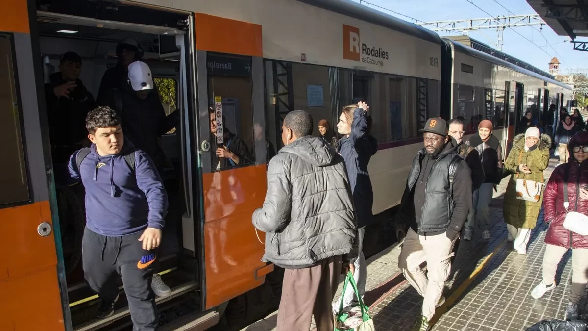 Passatgers a punt de pujar ahir a la tarda a un tren a Cervera cap a Manresa. - LAIA PEDRÓS