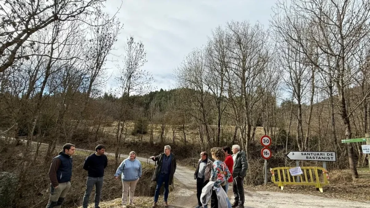 El president de la Diputació, Joan Talarn, al centre, durant la visita d’ahir a Montellà i Martinet. - DIPUTACIÓ DE LLEIDA