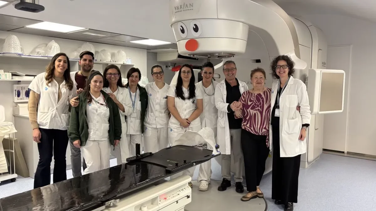 Paquita Ràfales, segunda por la derecha, con el equipo de profesionales de Oncología Radioterápica y la directora del Arnau, Núria Nadal. - AJUNTAMENT D’AITONA