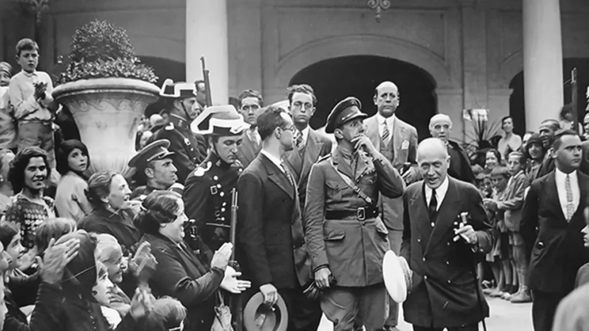 El rei Alfons XIII (vestit de militar) va visitar el Xalet. - FOTO CEDIDA PER LA PAERIA