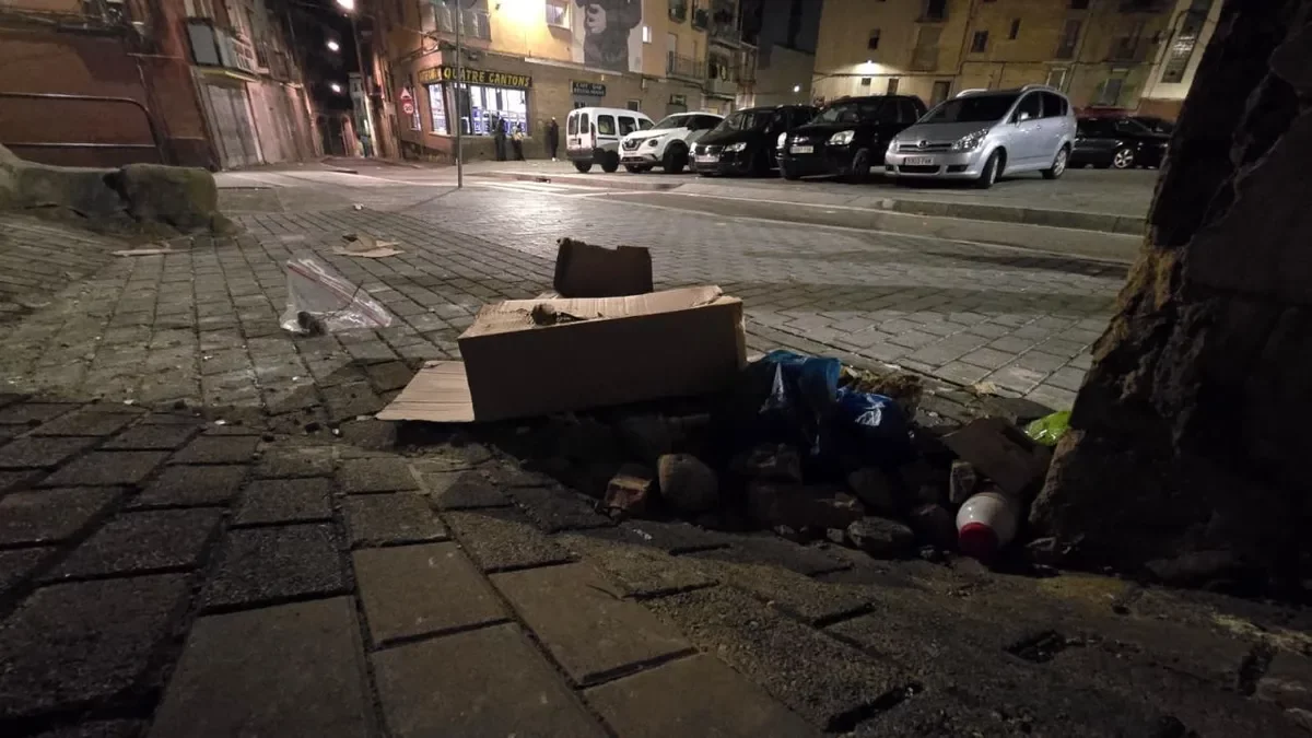 Montones de piedras preparadas ayer durante la pelea.