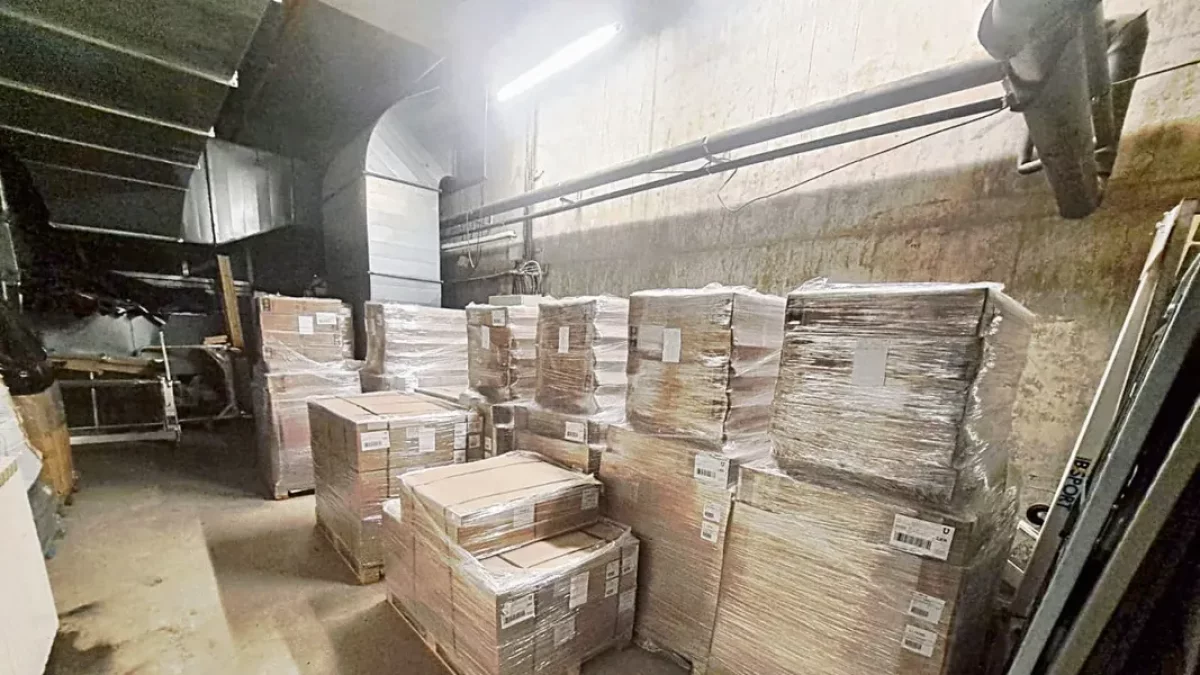 Els palets amb menjar, llits i estris de lavabo personal que hi ha al magatzem del Barris Nord. - R.R.