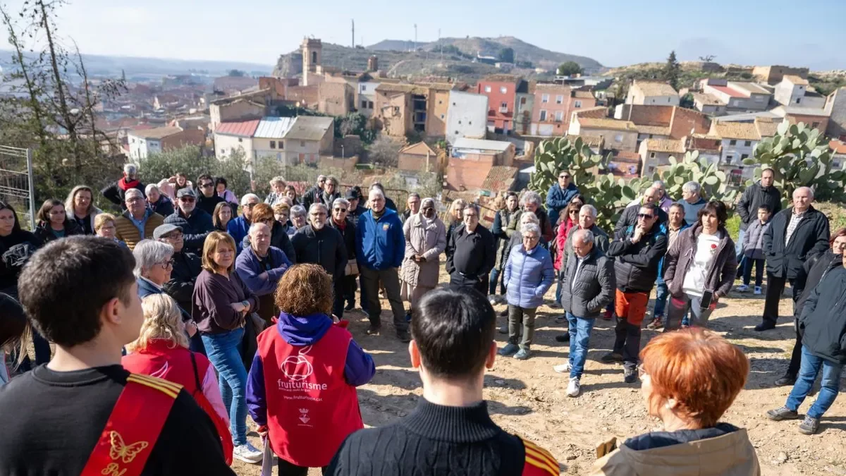 Un centenar de persones van assistir a l’estrena del mirador. - AJUNTAMENT AITONA