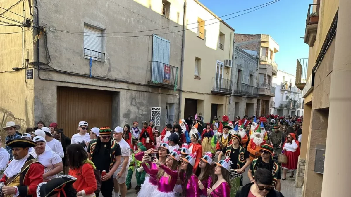Disfresses de conte a Seròs amb desenes de participants. - AJUNTAMENT DE TORRE-SERONA