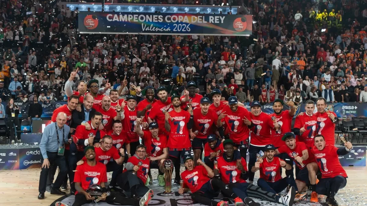 La plantilla del Baskonia posa amb el trofeu i llueix samarretes commemoratives. - EUROPA PRESS