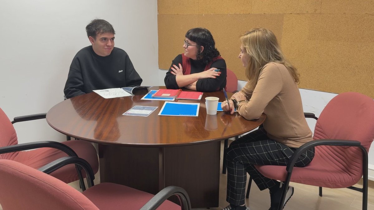 Arnau Vila, en compañía de la técnica de orientación de Prosec, Elena Ardiaca, y la coordinadora de Incorpora, Mireia Castells..