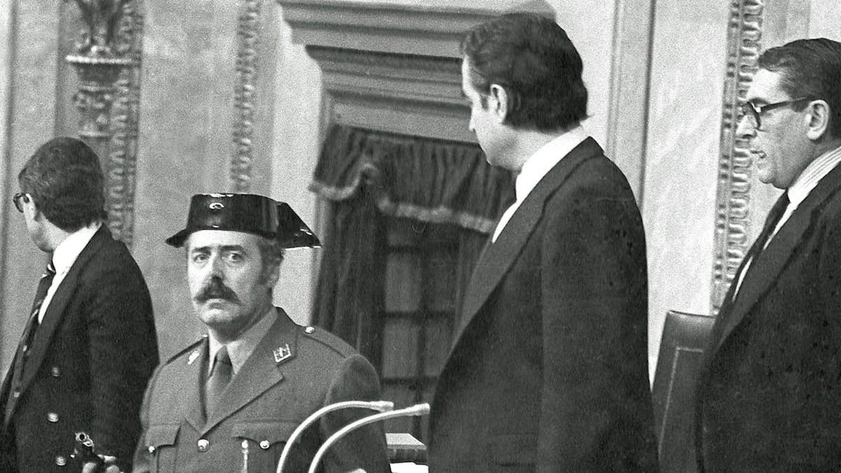 Imagen del 23 de febrero de 1981, con el teniente coronel Antonio Tejero irrumpiendo, pistola en mano, en el Congreso de los Diputados durante la segunda votación de investidura de Leopoldo Calvo Sotelo como presidente del gobierno español.