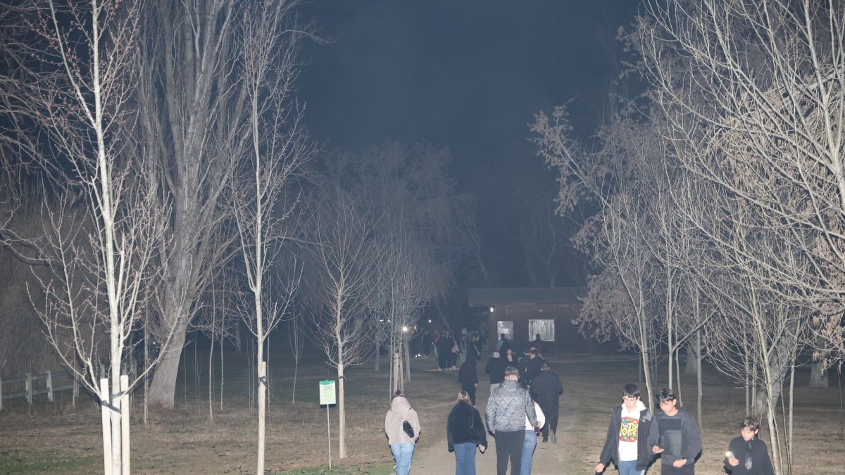 Curiosos dissabte a la tarda al Parc de la Mitjana de Lleida, quan suposadament estava convocada una trobada de 'therians'.