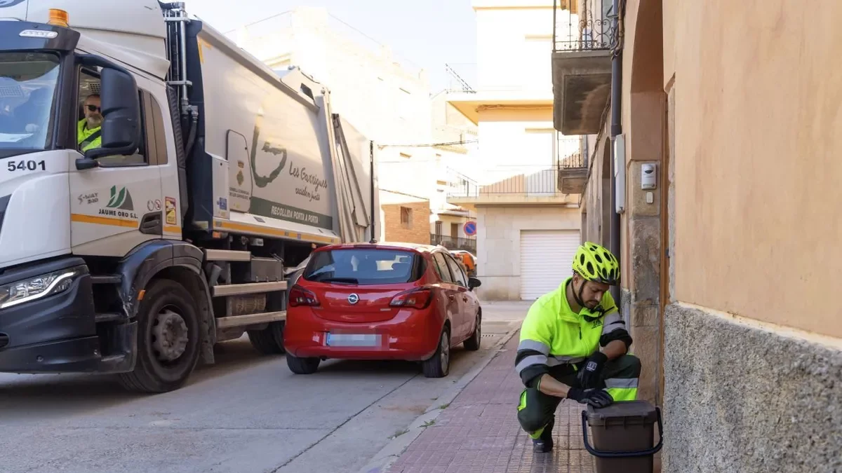 Recollida d’escombraries a Bovera, en la ruta que integra Juncosa, Bellaguarda, els Torms i la Granadella, que ja la recollia a domicili.. - JORDI ECHEVARRIA