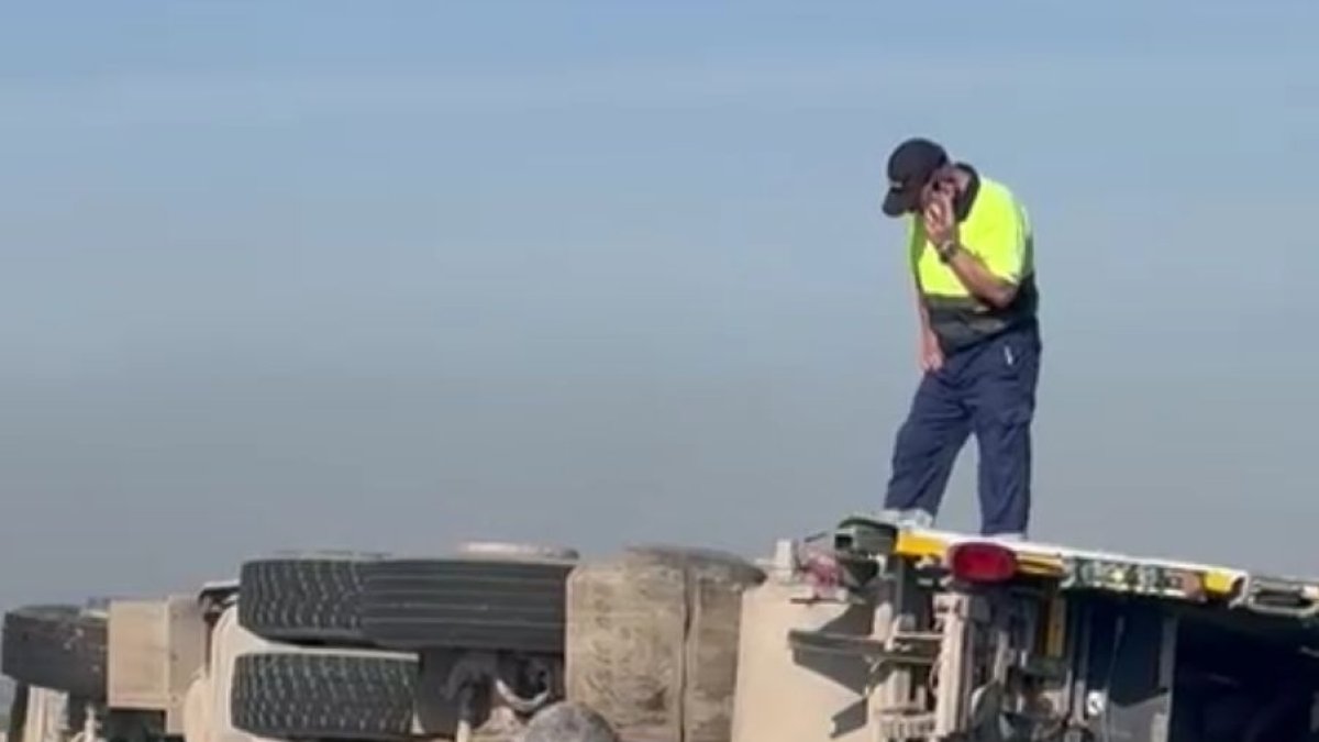 Bolca un camió d'escombraries a l'N-240 a Lleida