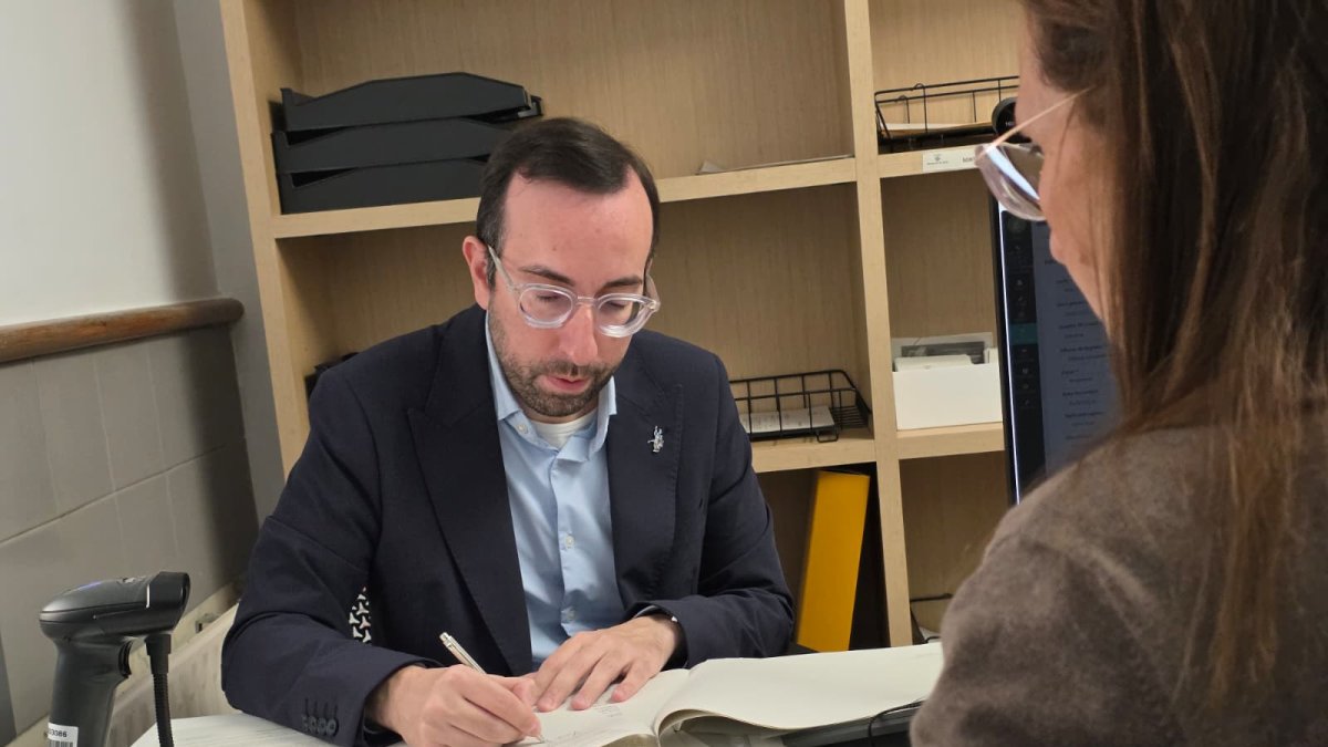 El cap de l’oposició en la Paeria i del PP, Xavi Palau, registrant les al·legacions en l’Oficina d’Atenció Ciutadana de La Bordeta.