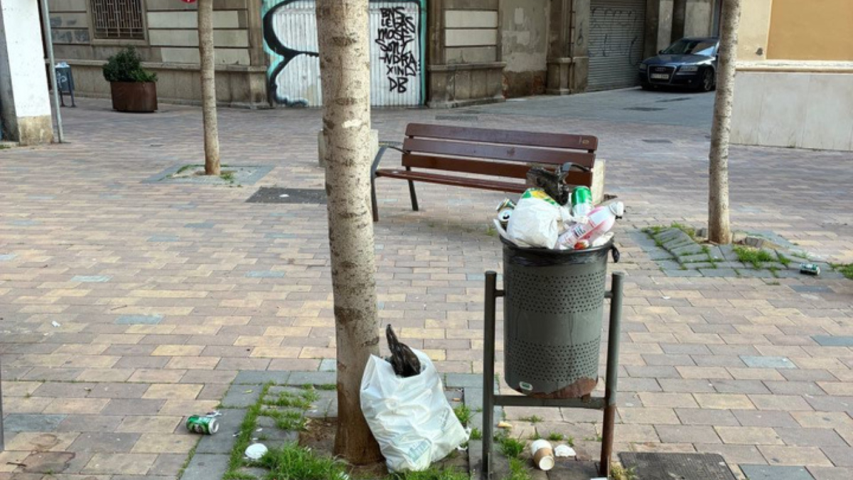 La paperera de la Noguerola, tota plena.