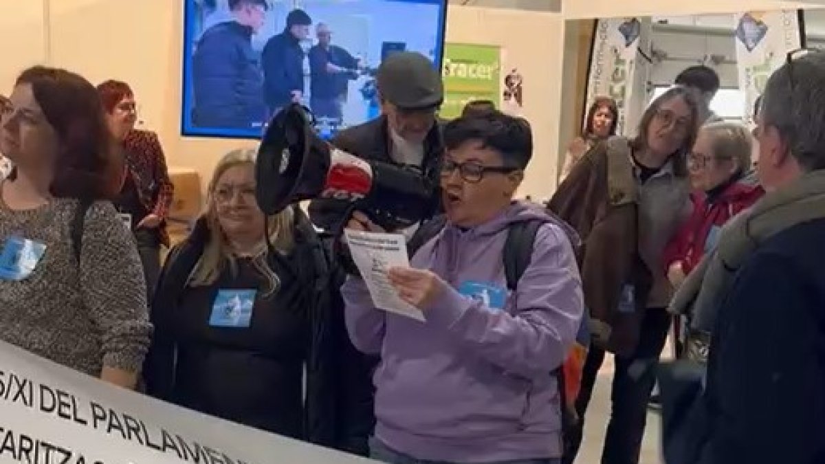 Protesta contra la presència de l'exèrcit a la fira FormaOcupa de Lleida