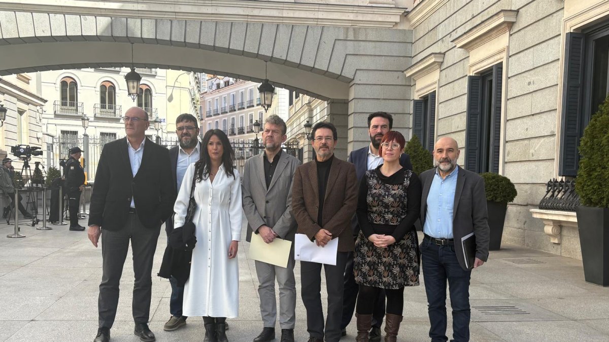 Representants de Junts, Sumar, ERC, PNB, Bildu, Podem, Compromís i BNG al Congrés després de presentar una Proposició no de Llei perquè s'investiguin