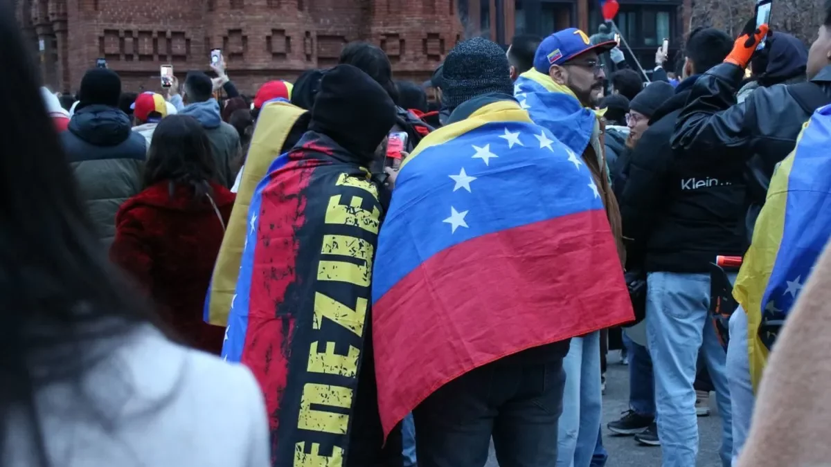 Un grupo de venezolanos tras la detención de Maduro. - ALBERT HERNÀNDEZ VENTÓS/ACN