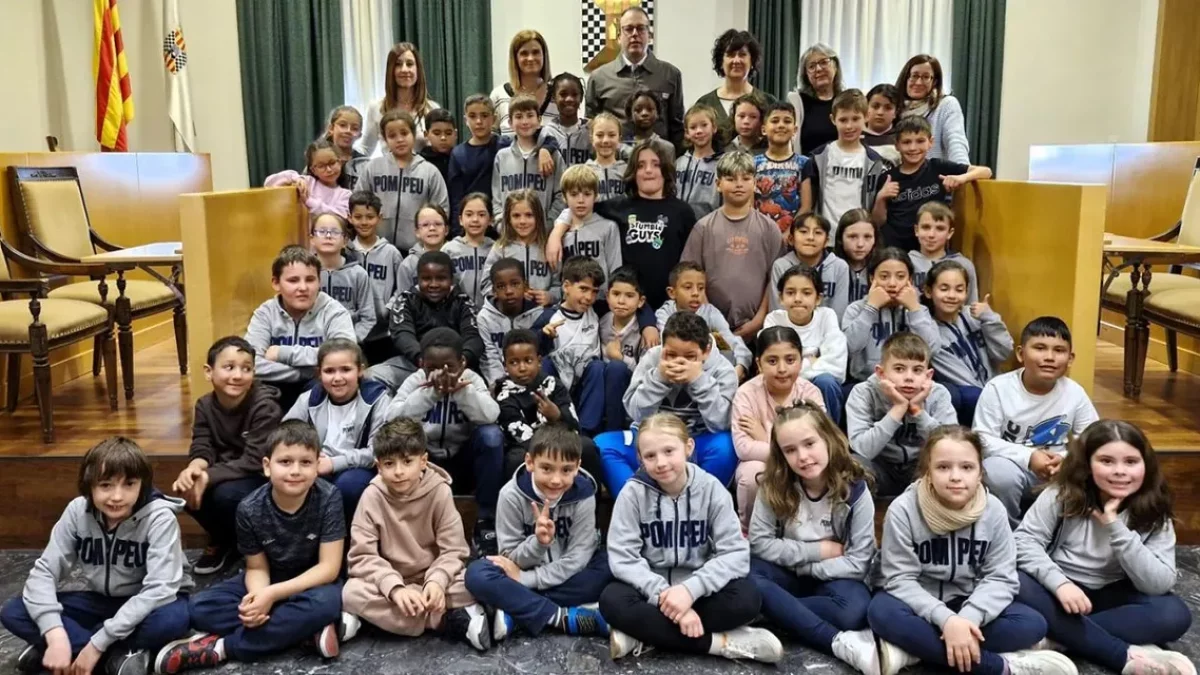 Alumnos de la Escola Pompeu Fabra de Mollerussa visitaron ayer el consistorio de su ciudad. - AJUNTAMENT DE MOLLERUSSA