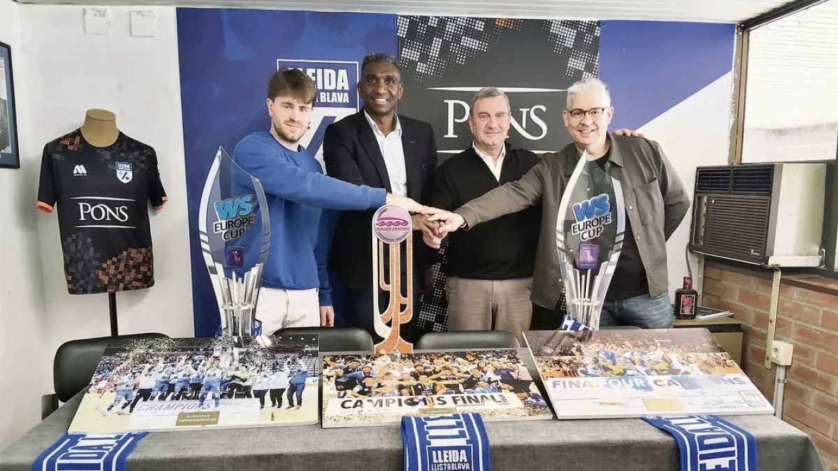 Sergi Duch, Jackson Quiñónez, Enric Duch y Oriol Plens posan con los tres trofeos conquistados.