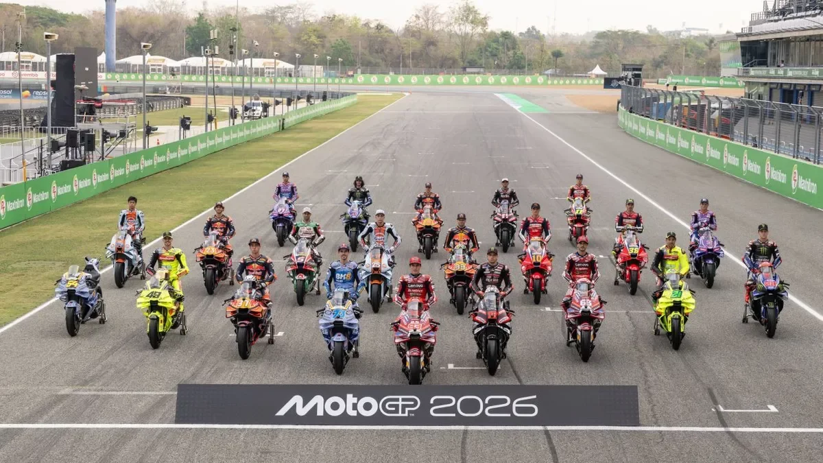 MotoGP organizó ayer la tradicional foto con toda la parrilla, con los hermanos Márquez al frente. - MOTOGP