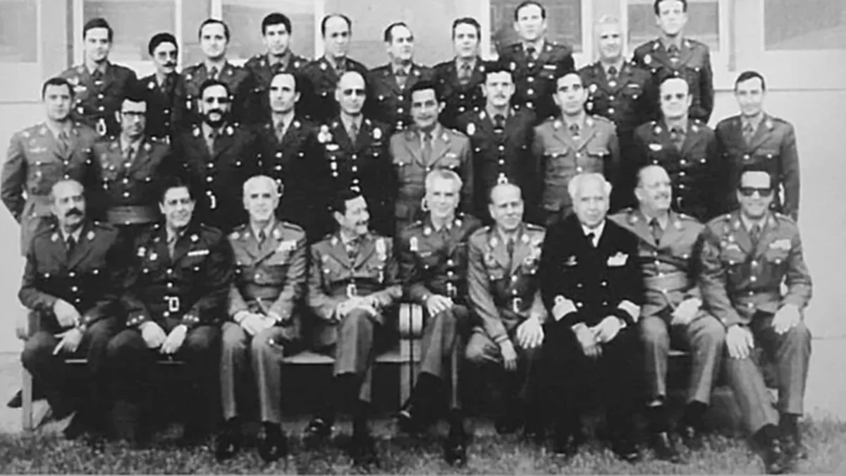 Los protagonistas, en el macrojuicio. En la imagen aparecen la mayoría de los procesados , entre ellos los leridanos Vicente Gómez Iglesias y Diego Ibáñez Inglés (segundo por la derecha en la fila de abajo). Este último falleció en 1987, al poco de salir de la cárcel.