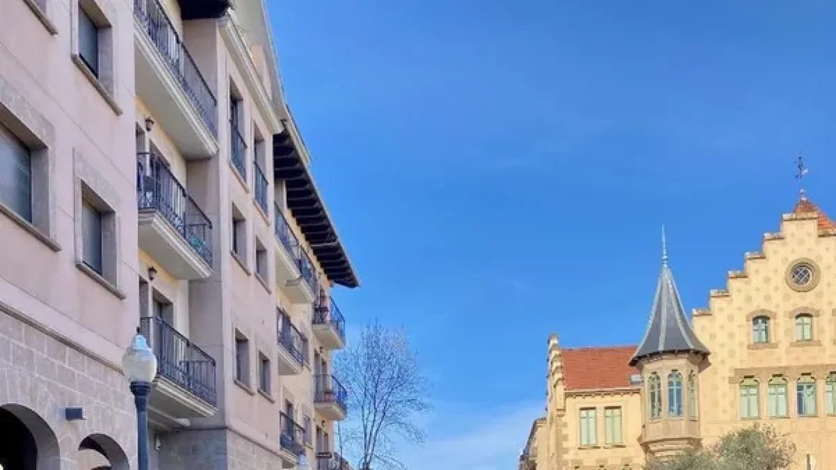 Operarios pintandolas líneas verdes de la plaza de Sant Roc. - A.S.