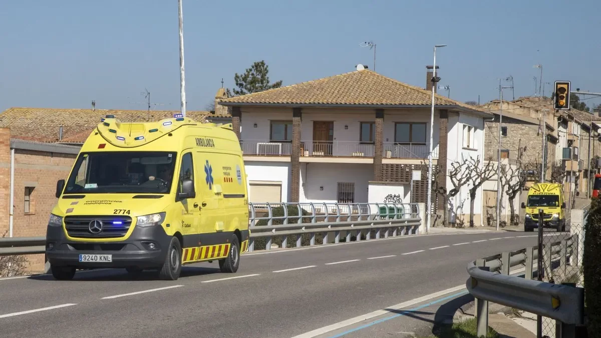 Una ambulancia saliendo ayer de Claravalls. - LAIA PEDRÓS