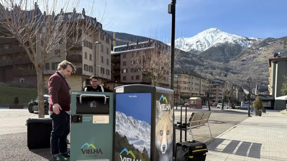 Una de las papeleras instaladas en el eje comercial de Vielha. - AJUNTAMENT DE VIELHA E MIJARAN
